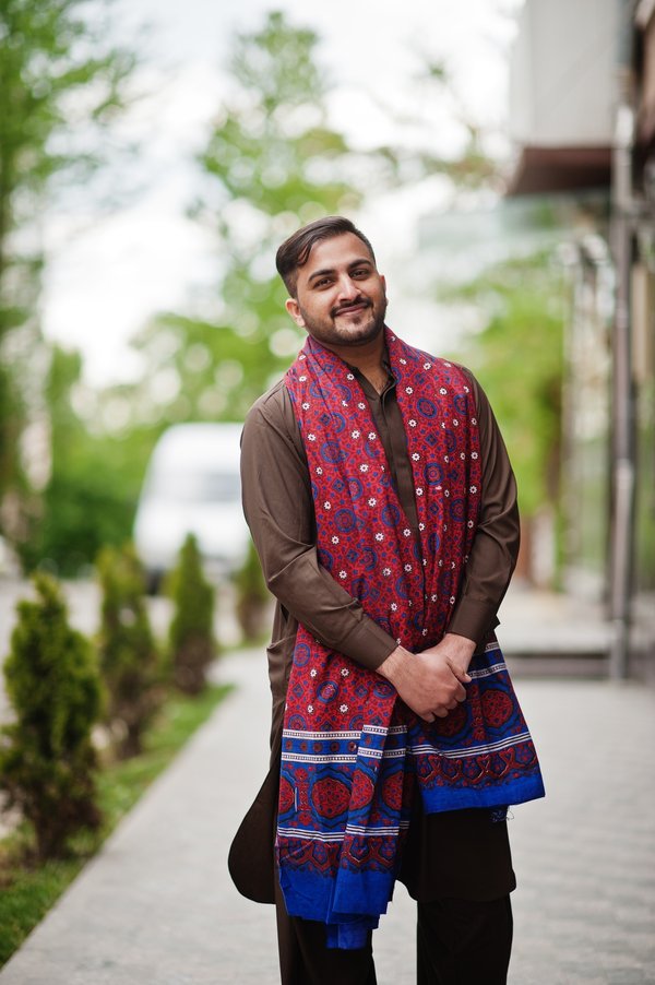 Découvrez l'élégance du qamis pakistanais pour homme au quotidien